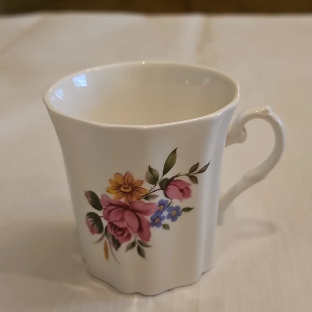 Vintage‎ Royal Grafton Fine Bone China Tea Coffee Cup Mug Floral made England - Picture 2 of 7
